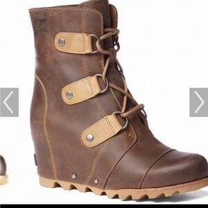 Sorel Joan Of Arctic Wedge Mid in color Cafe size 10 in great used condition.